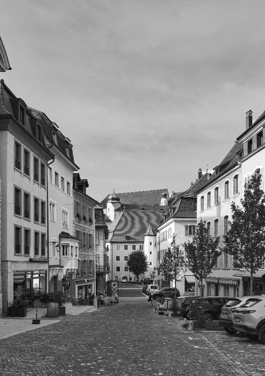 Bateau à Moteur Blanc Sur Plan D'eau